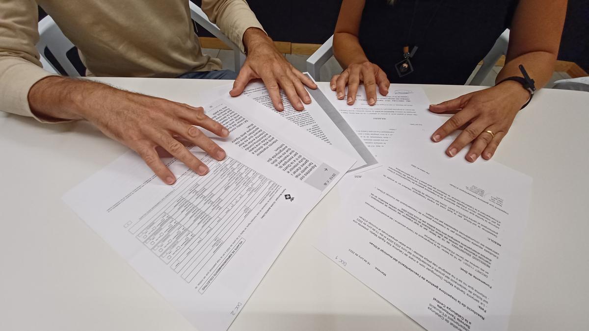 Els pares de la nena afectada amb la documentació que han fet arribar al departament d'Educació de la Generalitat