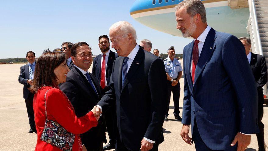 El Rey y los ministros de Exteriores y Defensa, José Manuel Albares y Margarita Robles, reciben a Joe Biden en la base de Torrejón de Ardoz.