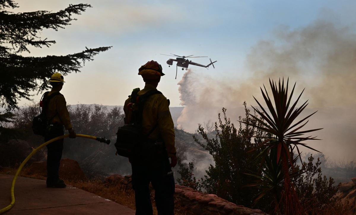 Lucha sin tregua contra el fuego en Hemet (California)