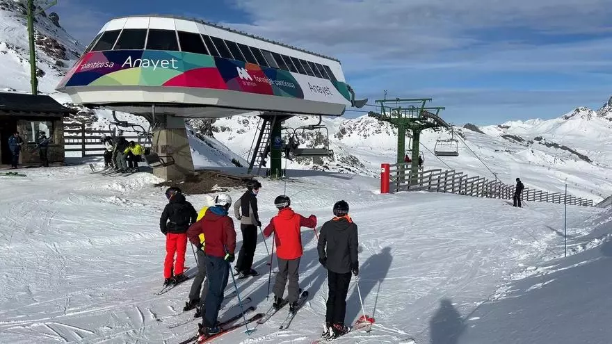 Los primeros esquiadores disfrutan de la nieve en el Pirineo