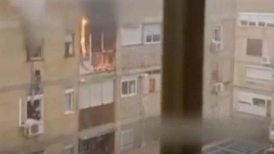 Vídeo | Salva 'in extremis' a su vecina cuando huía de las llamas en San José de la Rinconada