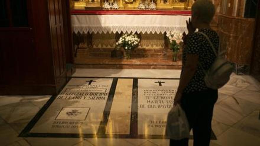 Tumba de Queipo de Llano y su esposa, Genoveva Marti, en la Basílica de la Macarena.