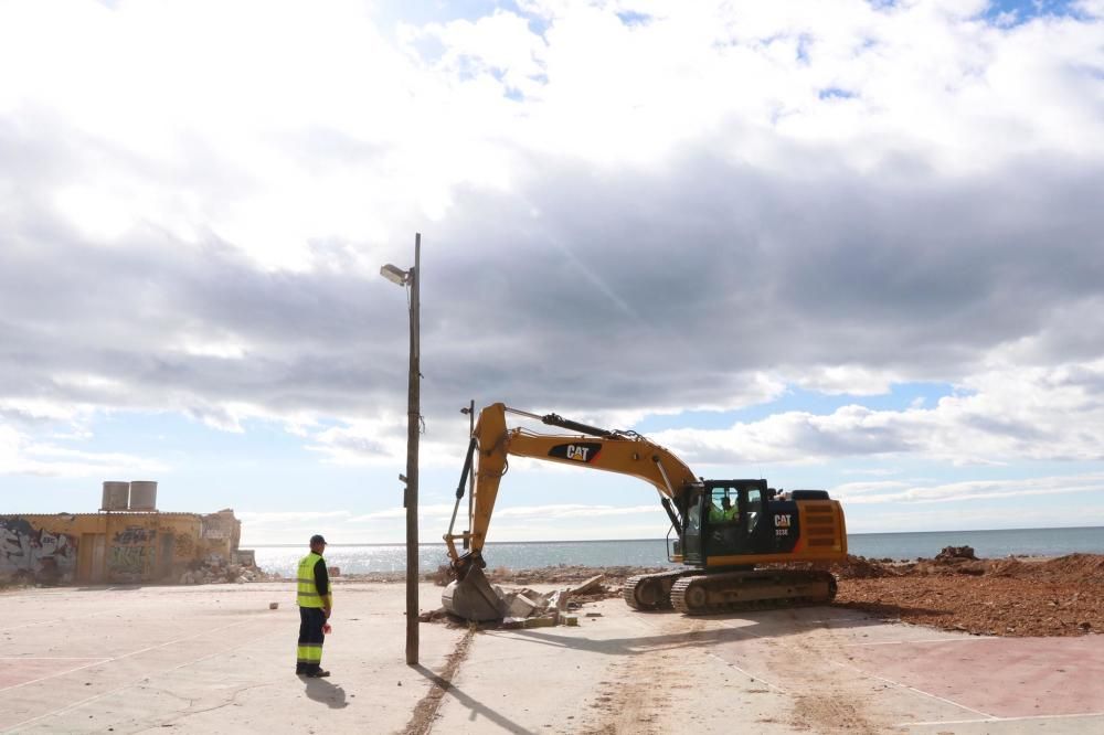 Trabajo de demolición de las antiguas pistas de tenis e instalaciones sin uso de los Baños del Carmen.