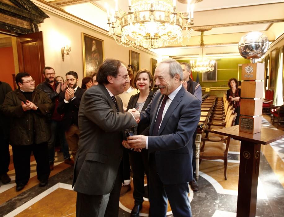 Recepción al Unión Financiera Oviedo en el Ayuntamiento tras ganar la Copa.