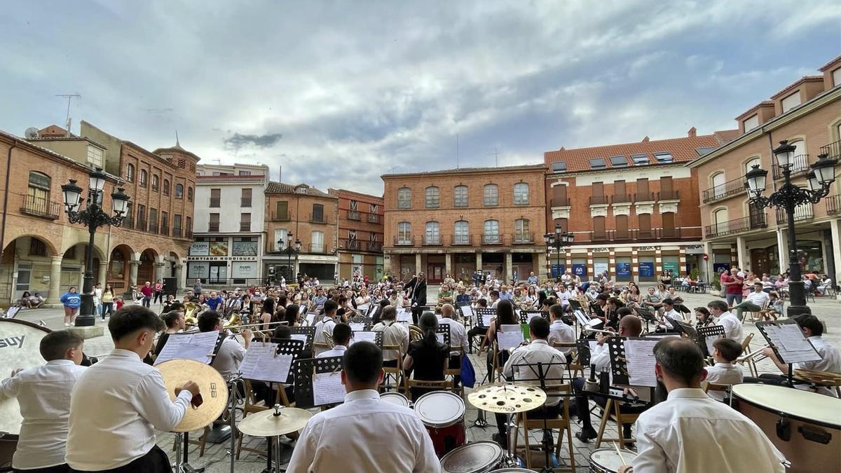 Una actuación de la Banda Maestro Lupi en la plaza Mayor de Benavente.