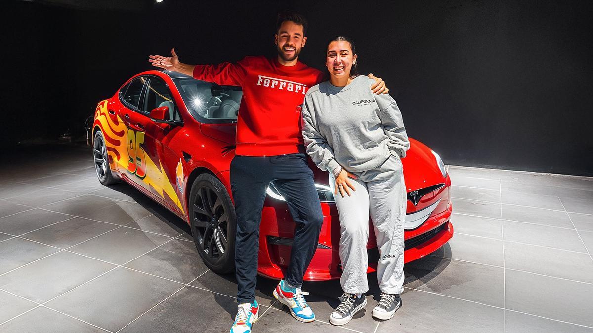 El alhameño David Cánovas, TheGrefg, junto a Janira, la ganadora del Tesla.