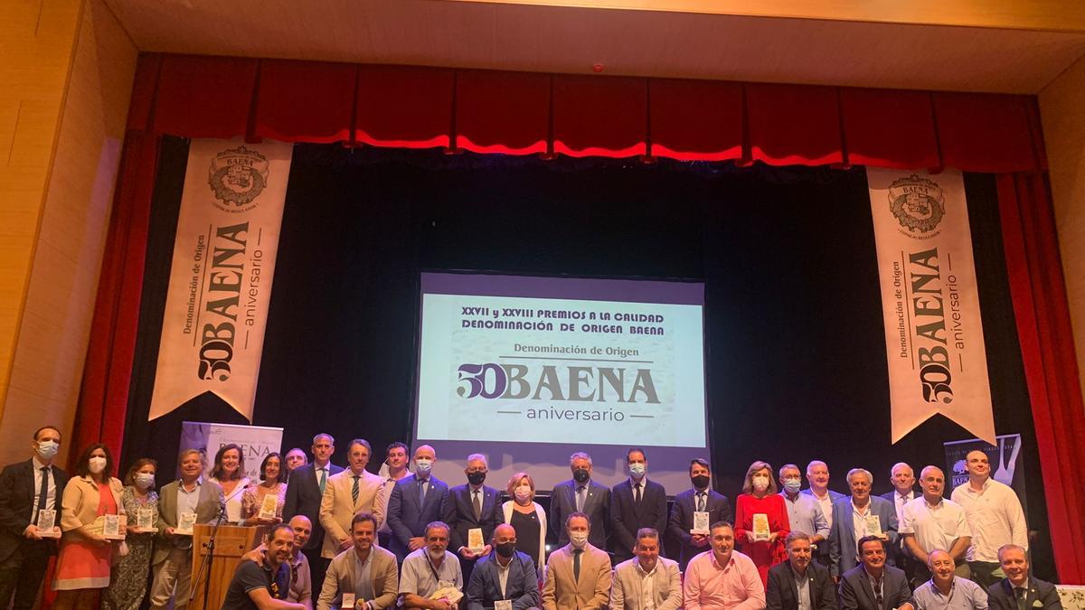 Foto de familia de la entrega de premios en el Teatro Cervantes de Castro del Río.