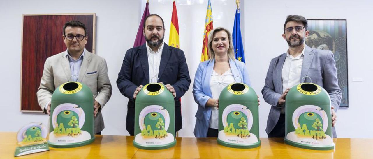 Los representantes de las fallas y Ecovidrio, ayer con el iglú.           | ÀLEX OLTRA