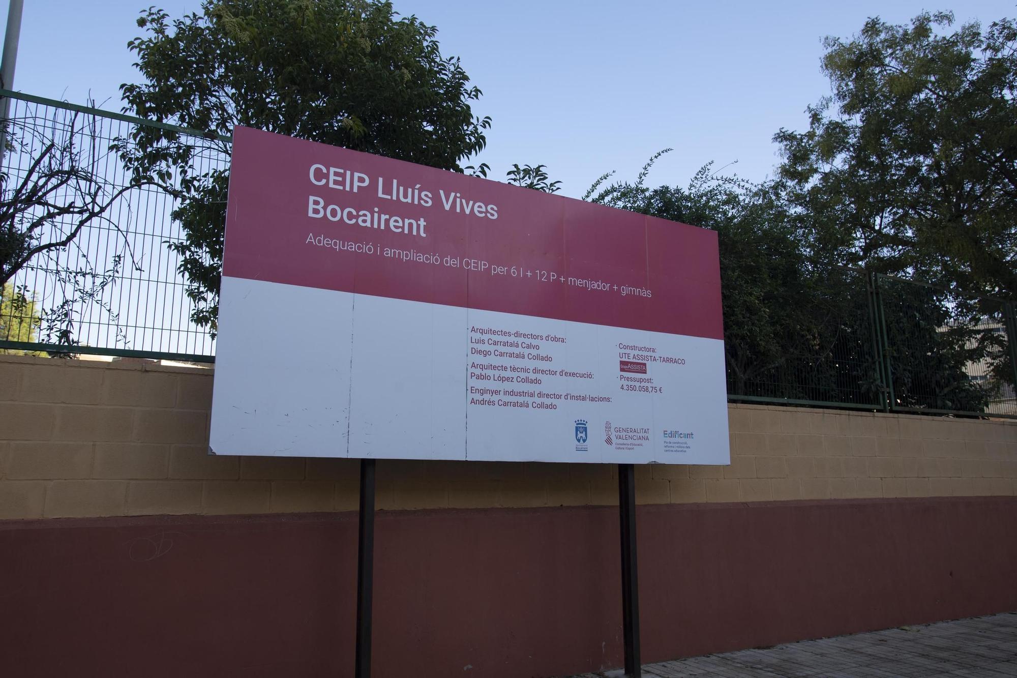 Protesta a las puertas del CEIP Lluís Vives de Bocairent por la paralización de las obras.