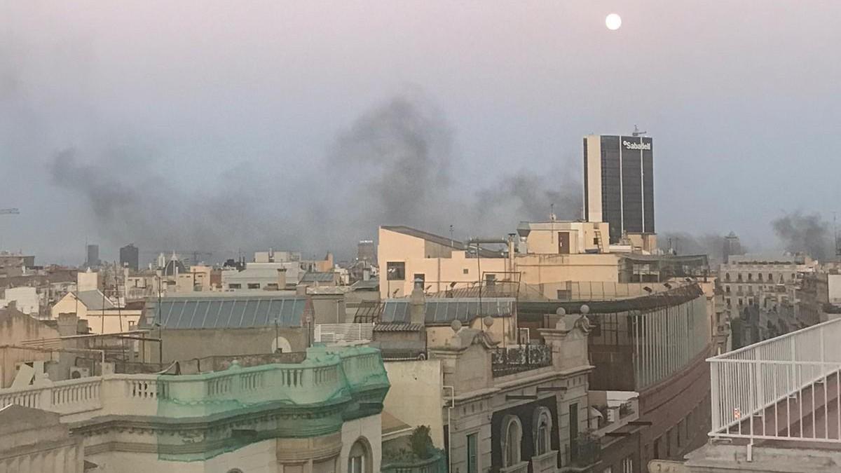 Columnas de humo de un incendio en la calle Enric Granados de Barcelona, este jueves