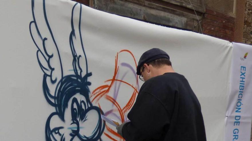 Marcos Fernández pintando una escena de &quot;Astérix y Obélix&quot;.