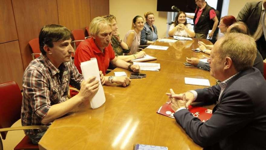 Por la izquierda, Jesús López, Javier Quiroga, Marta Fernández, Adriana López, Mónica Merino y Marta Fernández, afectados de iDental, con los ediles de los grupos políticos municipales, sentados frente a ellos.