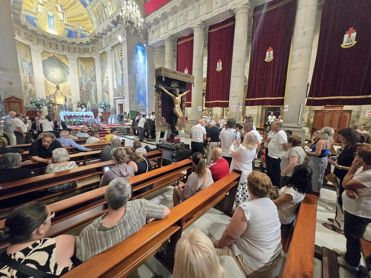 Emotivo descendimiento del Cristo de la Victoria