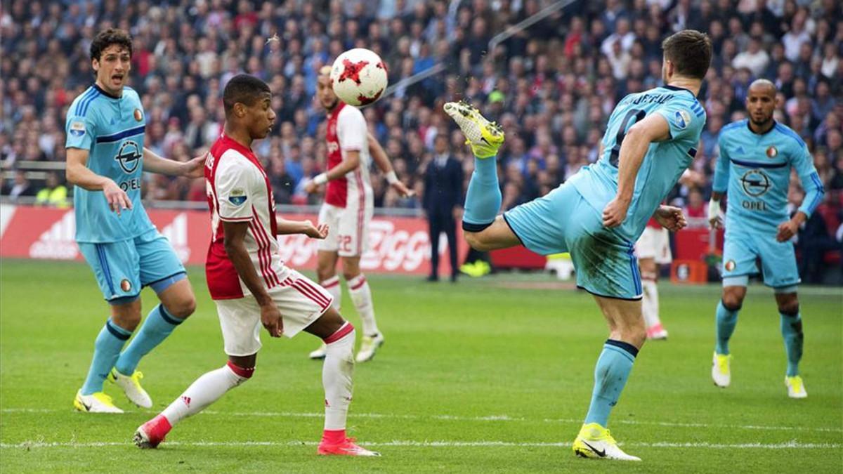 El Ajax derrotó al Feyenoord y devolvió la emoción a la Liga holandesa