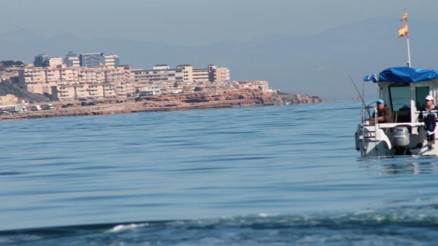 Imagen de pesca recreativa en la costa de Torrevieja, que se limitará con la reserva.