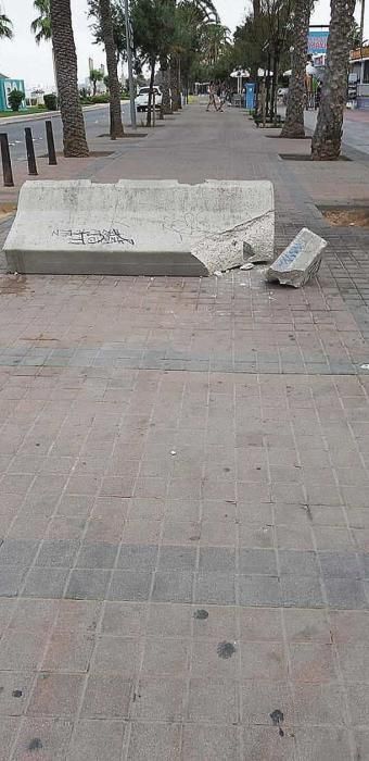 Muchos de estos muros, colocados por seguridad, terminan destrozados y caídos en medio del paseo de la playa.