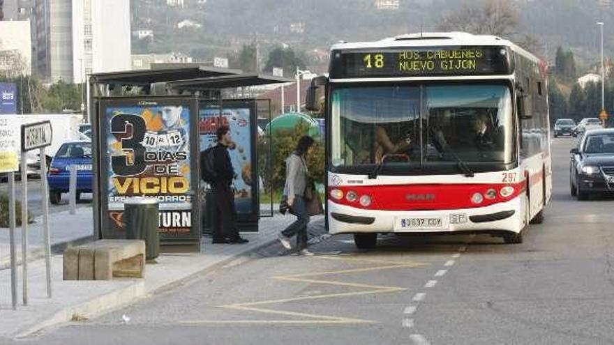 Uno de los autobuses de Emtusa.