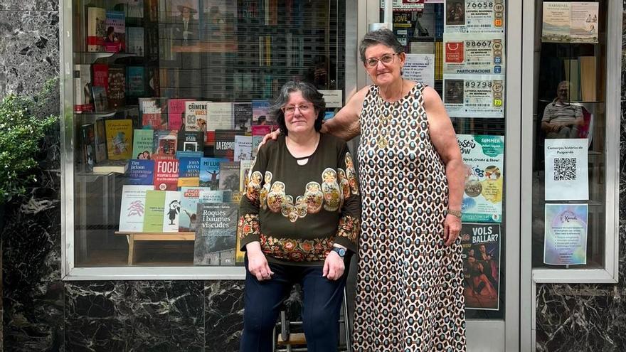 La Lourdes i la Carme Viladesau a la llibreria familiar