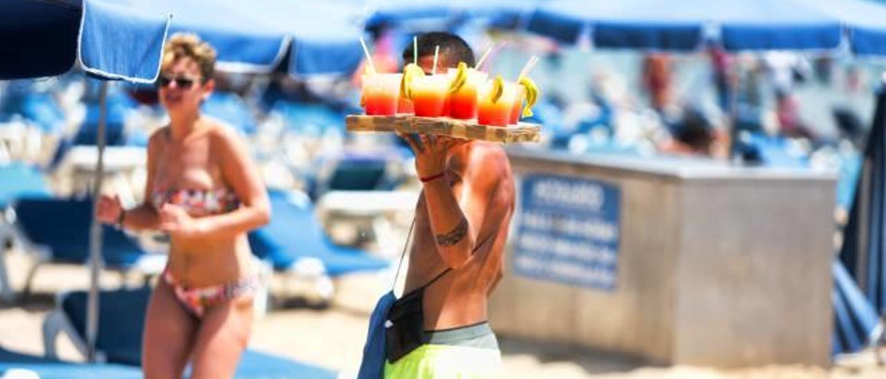 Uno de los «mojiteros» que venden bebida en la playa.