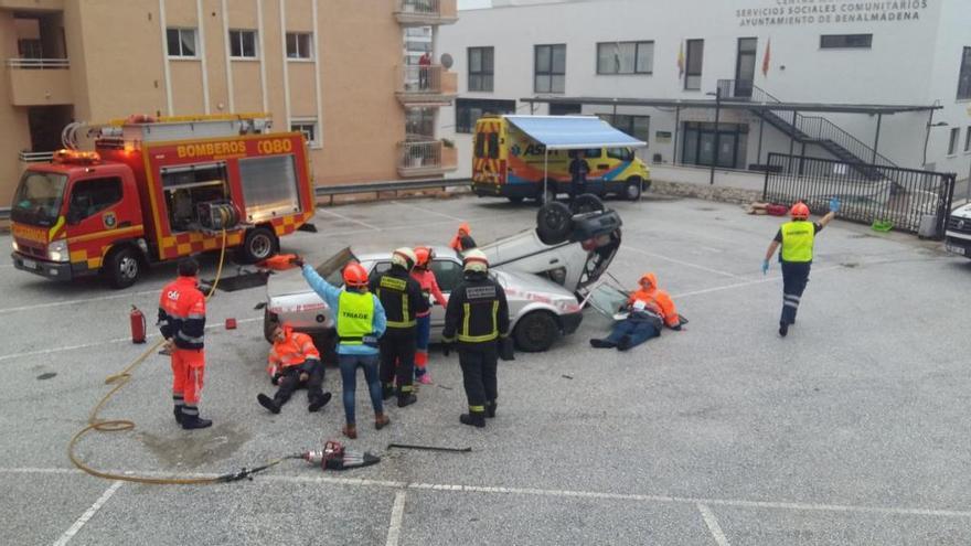 Los bomberos benalmadenses, en una imagen de archivo, durante un simulacro.