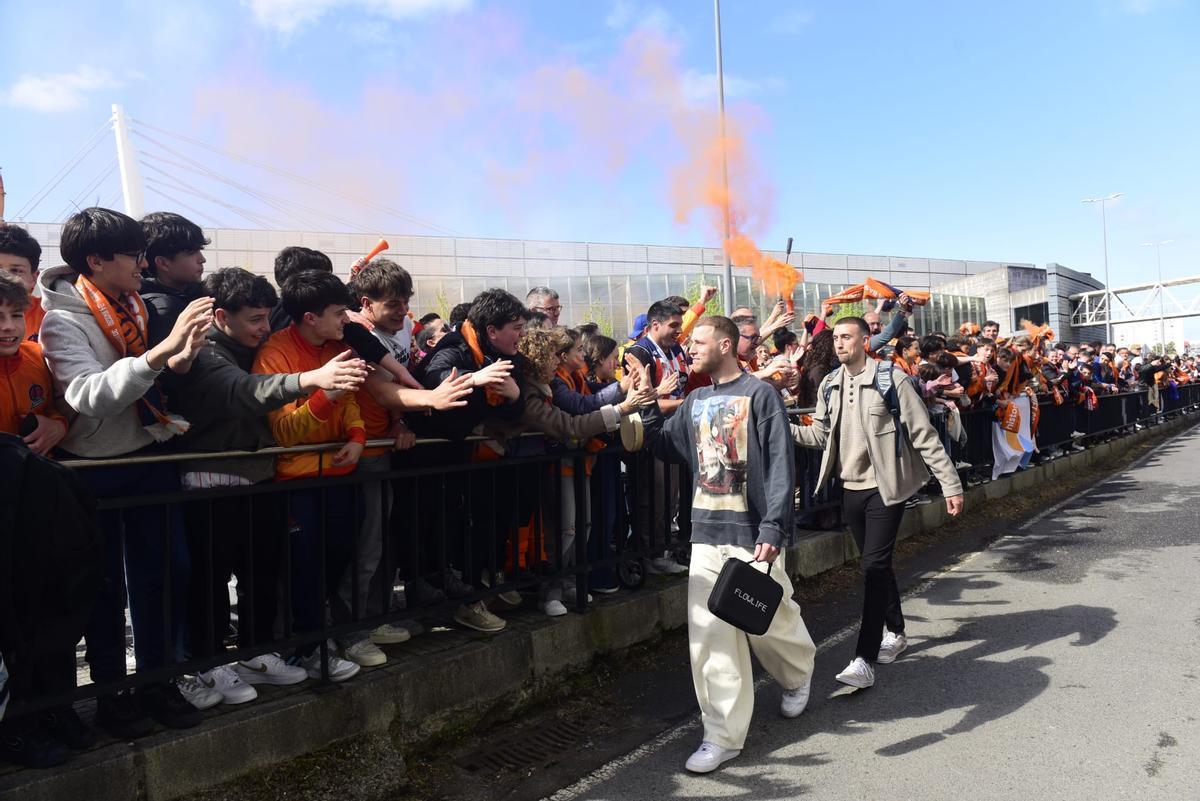 Llegada de los jugadores del Leyma al Coliseum antes del derbi frente al Obradoiro