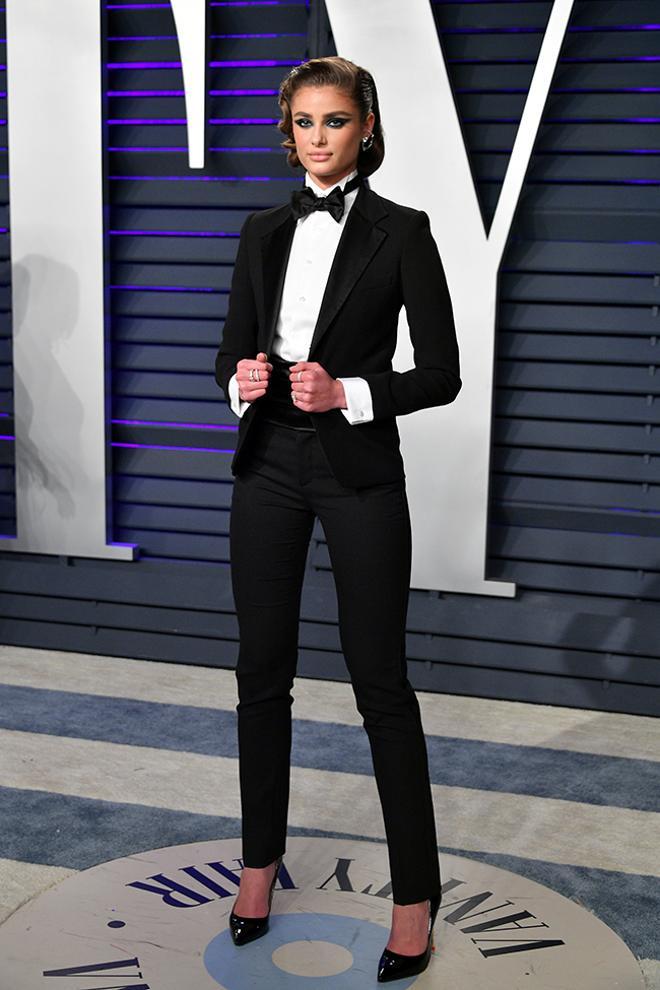 Taylor Hill con smoking de Ralph Lauren en la fiesta de Vanity Fair de los Oscar 2019