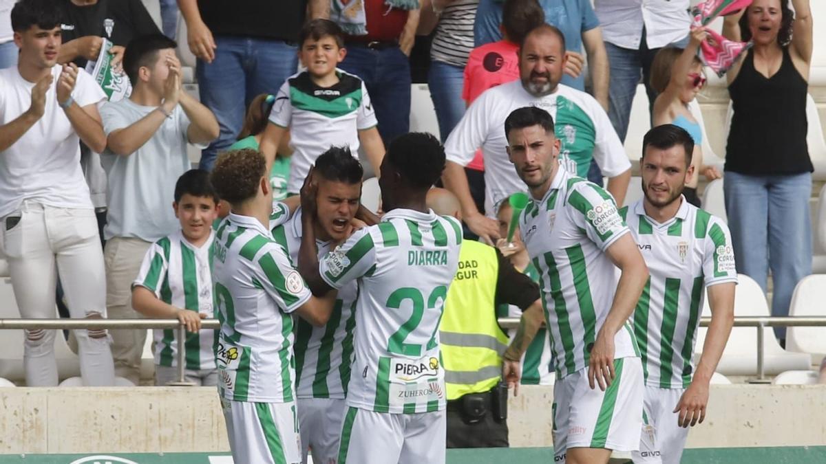 Kuki Zalazar es abrazado por sus compañeros durante la celebración del gol ante el San Fernando.