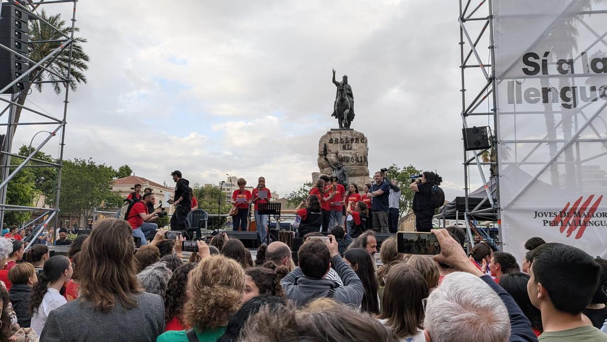 Miles de personas llenan Palma en defensa del catalán
