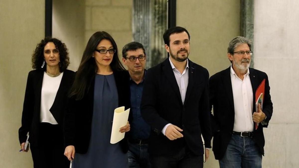 El equipo negociador de IU, con Alberto Garzón en el centro, este lunes en el Congreso.