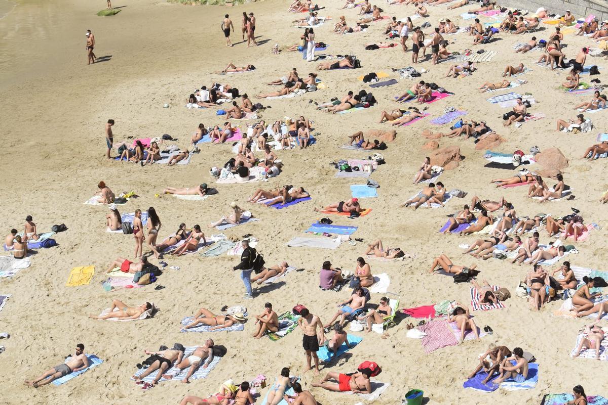 Playas llenas en A Coruña este lunes, 6 de abril, con termómetros que alcanzan los 29 grados.