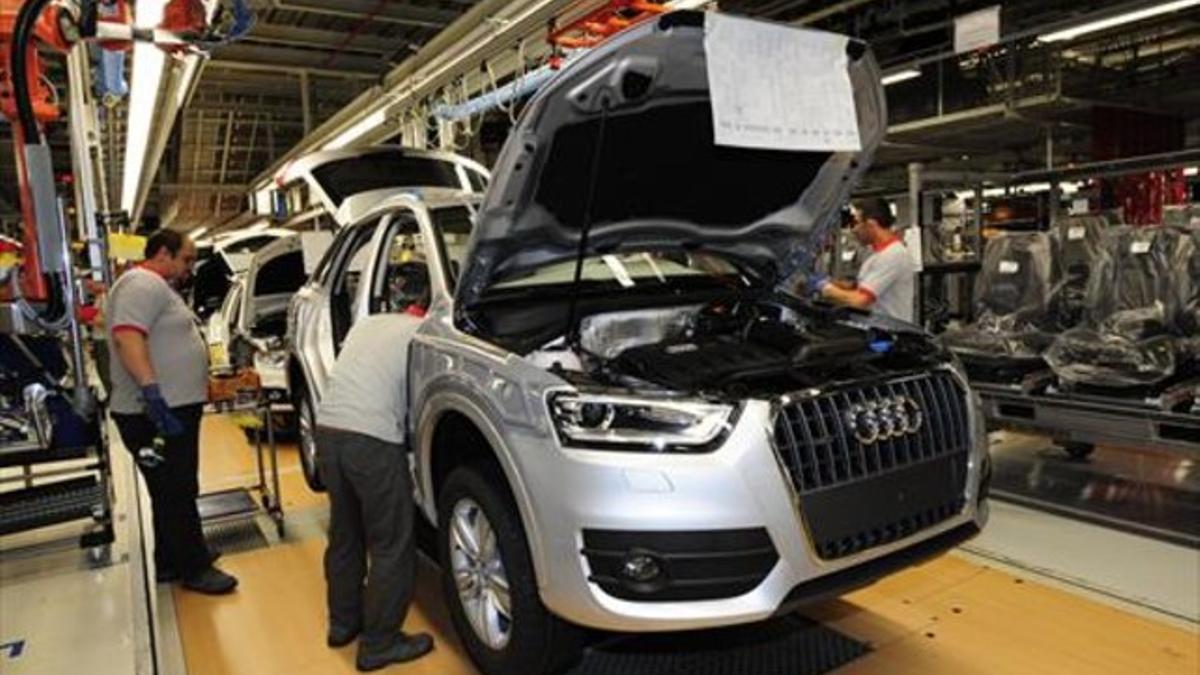 Empleados trabajando en el montaje del Audi Q3 en Martorell.