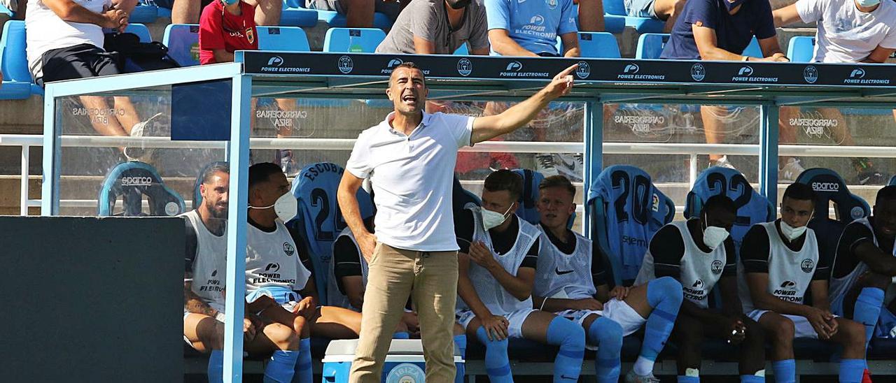 Juan Carlos Carcedo, entrenador de la UD Ibiza, da instrucciones a su equipo ante el Oviedo.  | JUAN A. RIERA