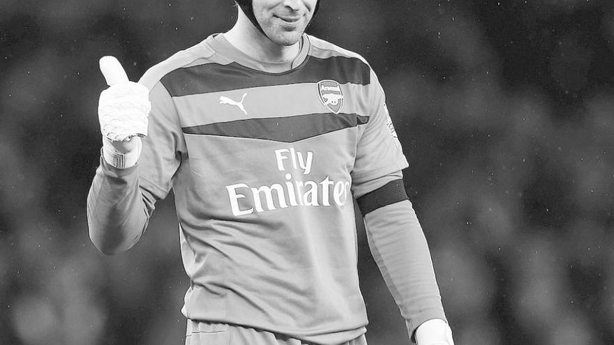 Petr Cech levanta el pulgar tras la victoria de su equipo ante el Newcastle.