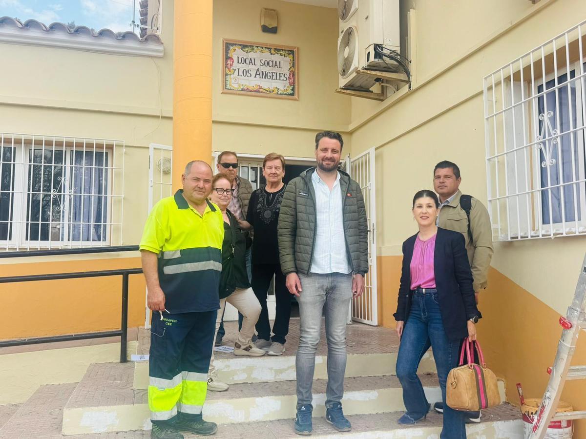 Antonio David Sánchez y Rosa María Medina junto a trabajadores y personas del local social Los Ángeles