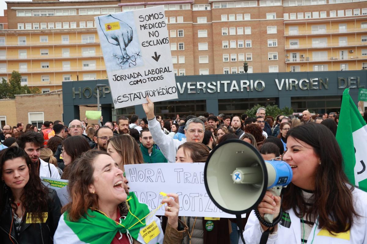 18/02/2026 Médicos en la concentración en el Virgen del Rocío de Sevilla para reclamar un Estatuto Marco propio. SALUD ROCIO RUZ / EUROPA PRESS