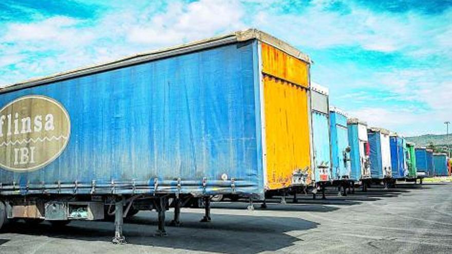 Camiones y contenedores parados en las semanas de cierre de las empresas por confinamiento.   | 
