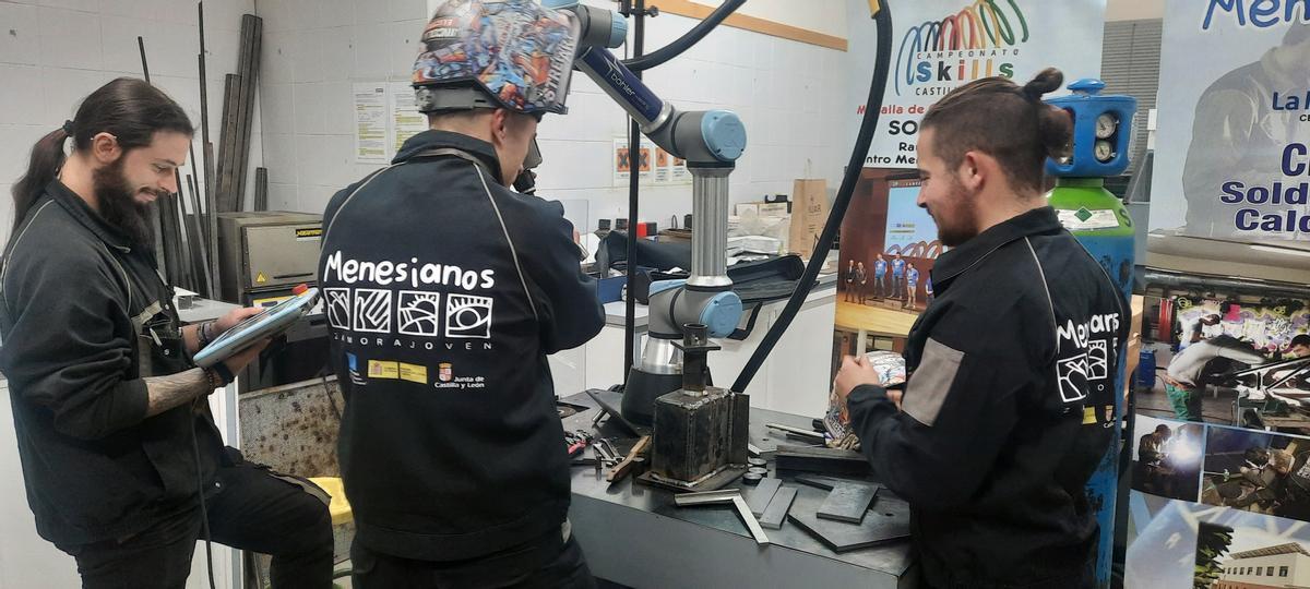 Los alumnos de Menesianos practican en el taller de soldadura.