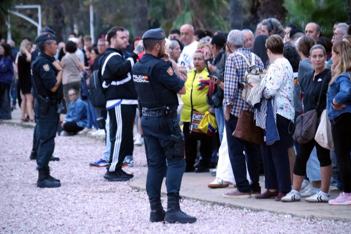 La gent concentrada ha seguit el funeral d'Estat des del mòbil i sota la vigilància de la policia