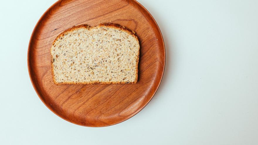 ¿Limpiar con pan de molde? Esta es la técnica que se ha vuelto viral