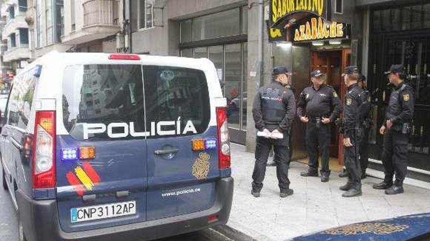 Agentes de la Policía Nacional, en la inspección de ayer. // I. Osorio