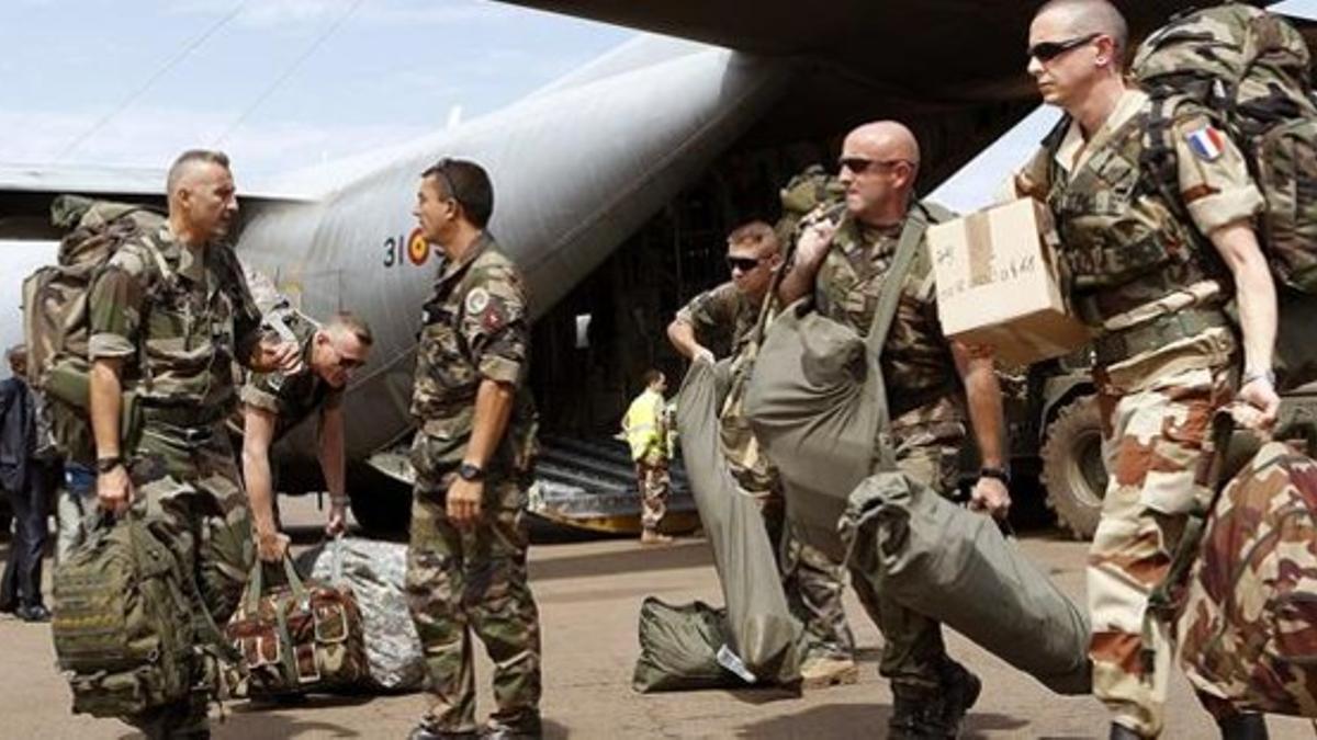 Soldados franceses junto al 'Hércules' que les debía trasladar de Dakar a Bamako, este martes.