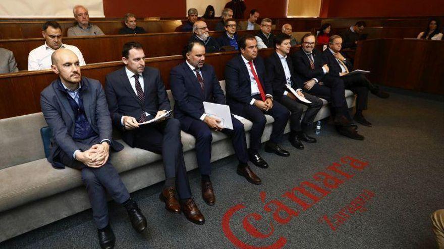 Los miembros del Consejo de Administración del Real Zaragoza, en una junta.