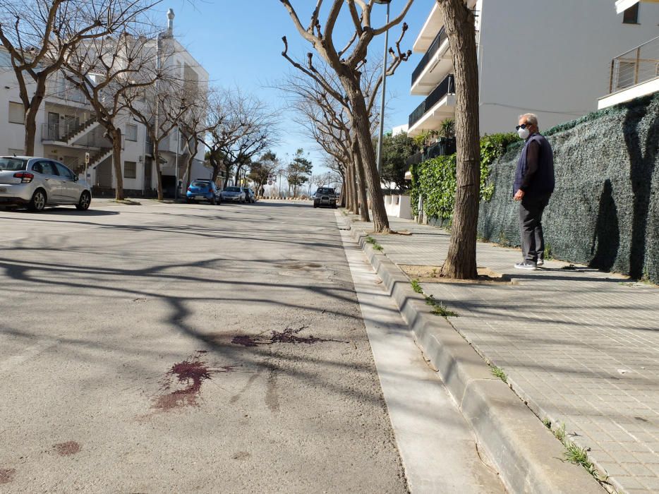 Restes de sang al carrer de Roses on hi havia el vehicle aparcat amb el cadàver