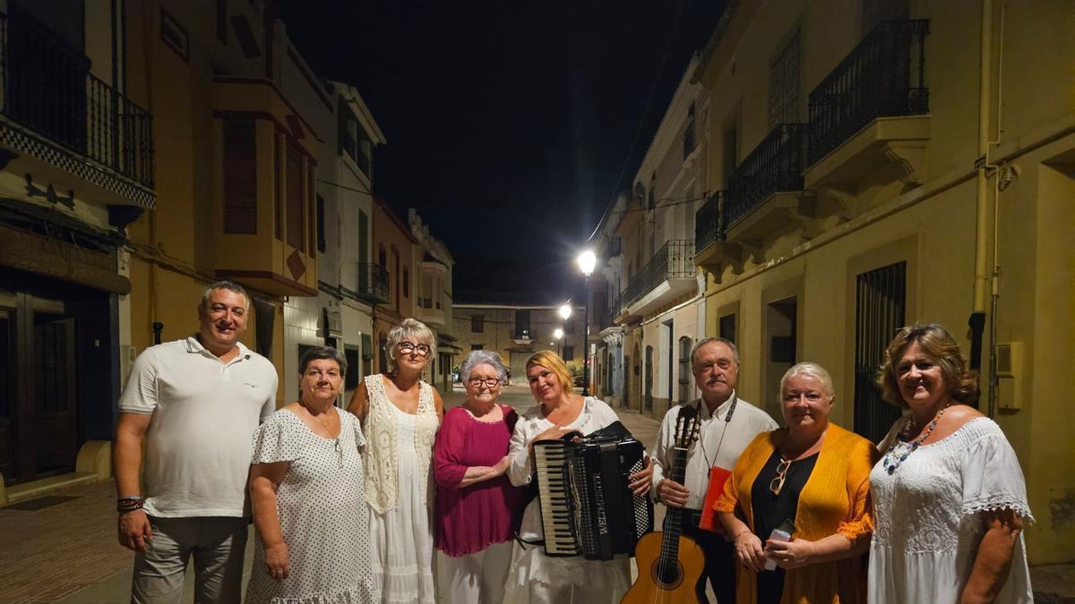 La edición de este martes del Recorrido Poético de Orpesa ha servido para rendir homenaje a Encarna Llorens.