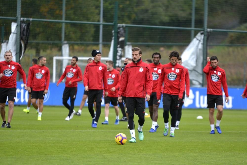 Sebastián Dubarbier se ejercitó con el grupo en la primera parte de la sesión programada esta mañana en Abegondo para continuar preparando el partido del sábado ante el Oviedo.