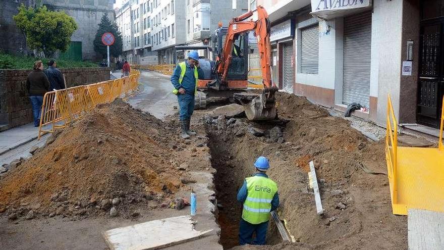 Obras en la calle Santa Clara, a la altura del monumento.  // Rafa Vázquez