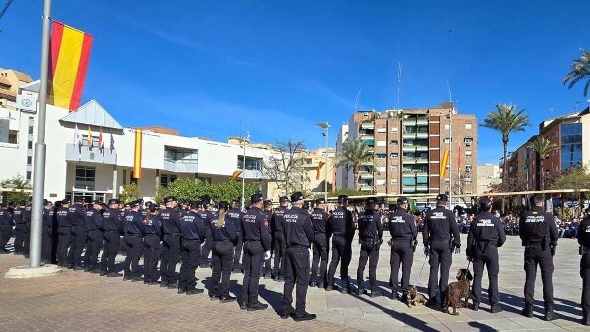Efectivos de la Policía Local de Molina en la Plaza de España de la ciudad.