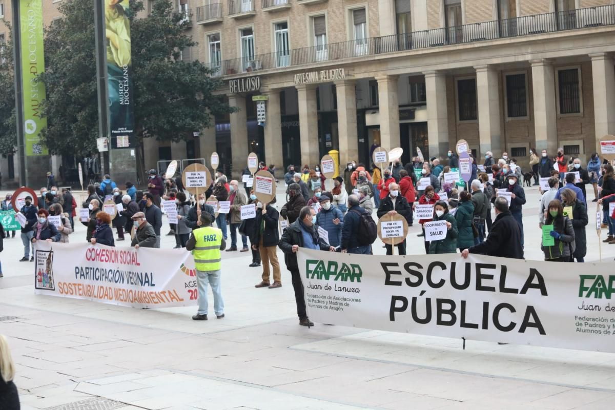 Protesta de los agentes sociales y vecinales para denunciar los recortes en Cooperación, Juventud o participación vecinal