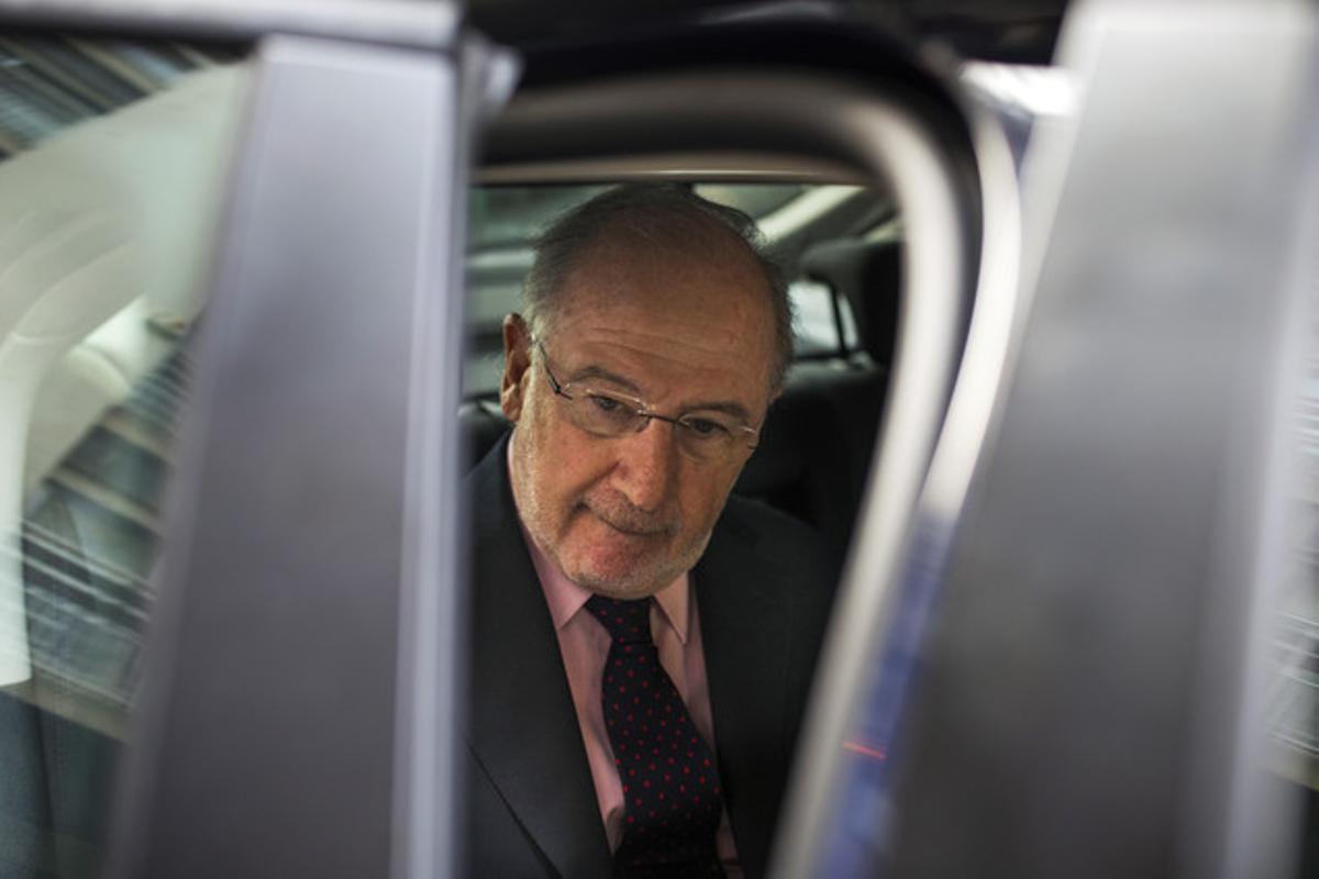 Rodrigo Rato entra al cotxe després d’un registre policial a la seva vivenda, l’abril passat a Madrid. Rodrigo Rato entra al cotxe després d’un registre policial a la seva vivenda, l’abril passat a Madrid.