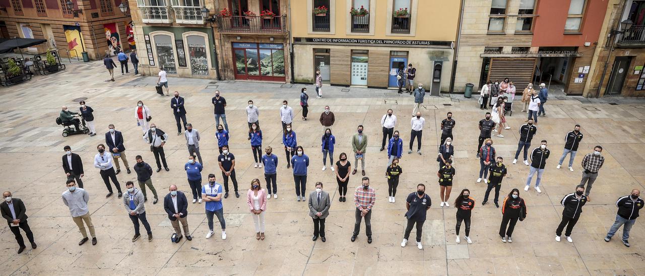 Los deportistas ovetenses más destacados del año posando en la plaza del Ayuntamiento.